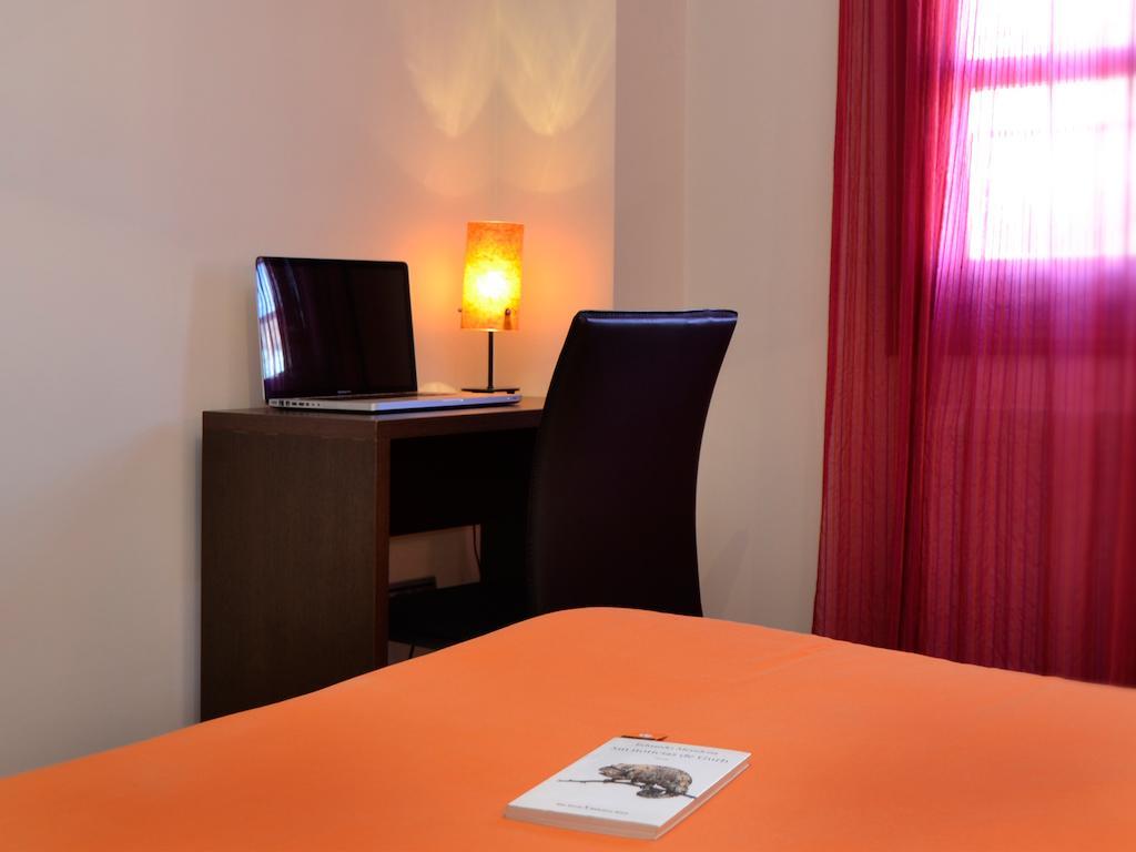 Hostal Bajo La Muralla Zamora Ruang foto
